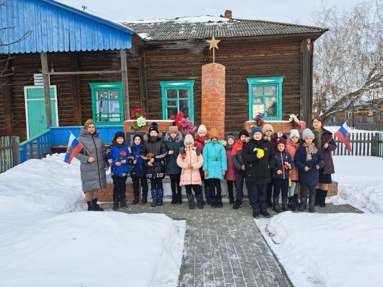 Церемония возложения цветов к обелискам.